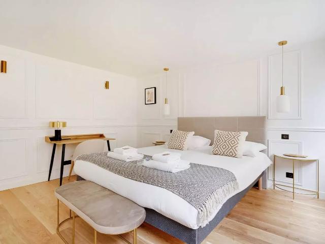 Location Appartement Rue de Grenelle, Paris