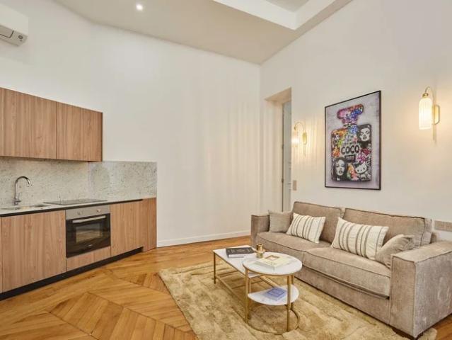 Location House Rue de la Bienfaisance, Paris
