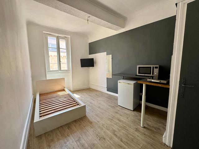 Location Appartement Rue de la Maison Carrée, Nîmes