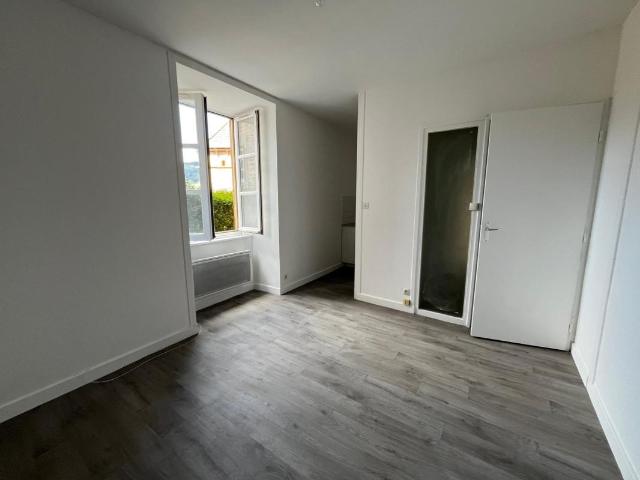 Location Appartement Rue de la Mairie, Saint Just d'Avray