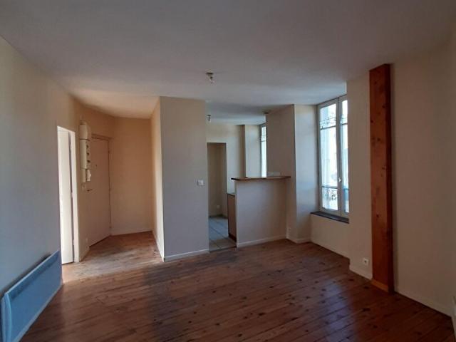 Location Appartement Rue de l'Église, Ussel