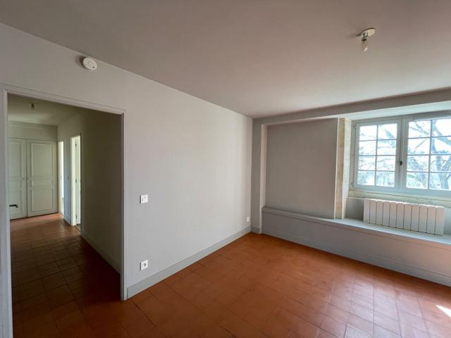 Location Appartement Rue des Chassaintes, Nîmes