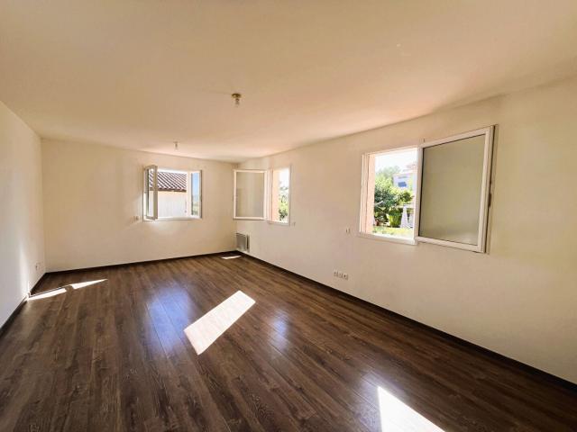 Location Appartement Rue des Écoles, Venelles