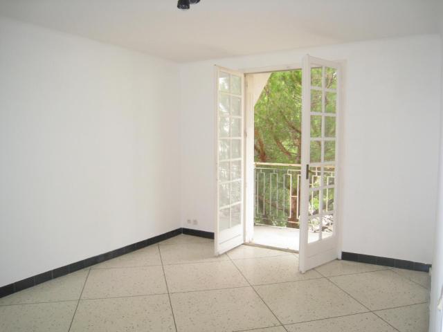 Location Appartement Rue des Écoles, Castries