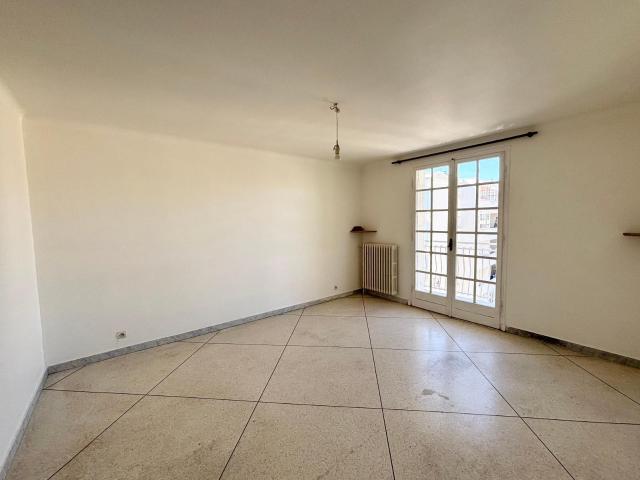 Location Appartement Rue des Écoles, Castries