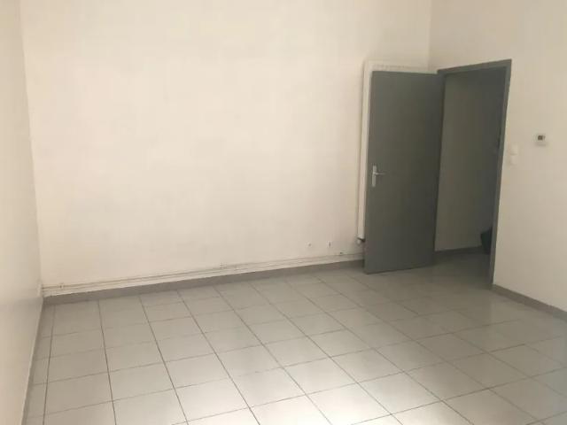Location Appartement Rue des Halles, Nîmes