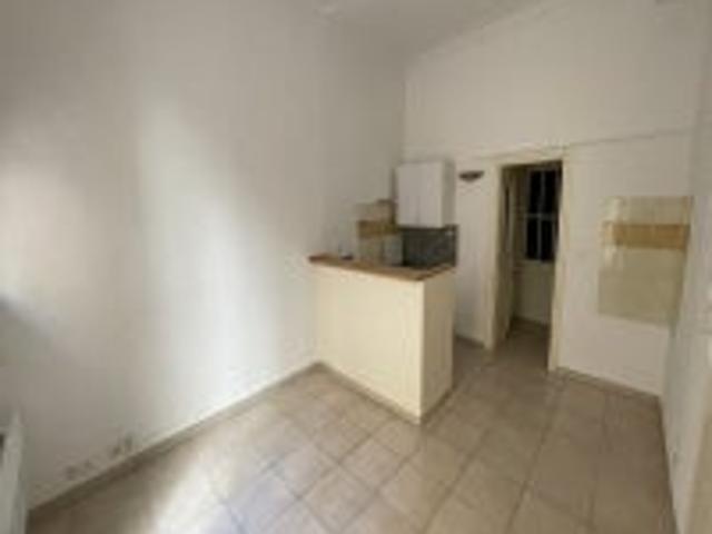 Location Appartement Rue des Jardins de Carmes, Sabran