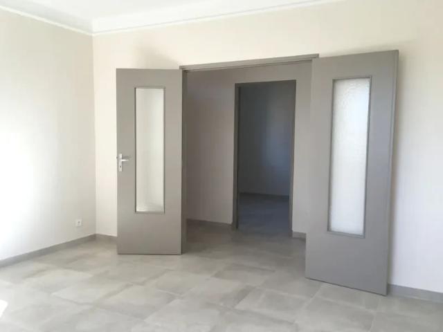 Location Appartement Rue des 4 Chemins, Pont Royal