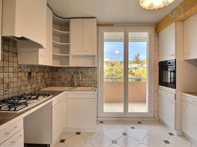 Location Appartement Rue du Manoir, Ruy Montceau