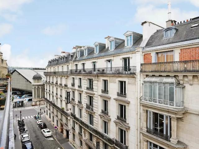Location Appartement Rue du Rocher, Paris