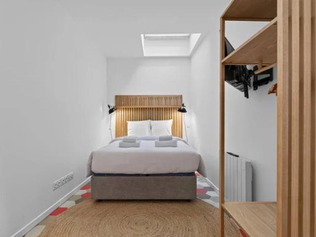 Location Appartement Rue Lacharrière, Paris