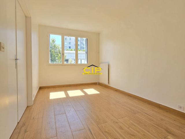 Location Appartement Rue Léon Giraud, Paris