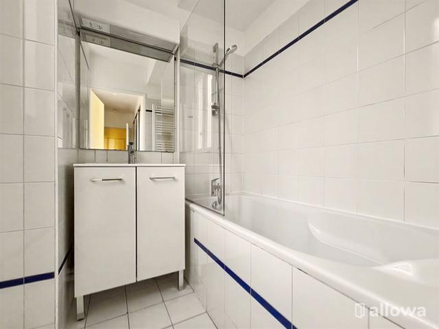 Location Appartement Rue Mesnil, Paris