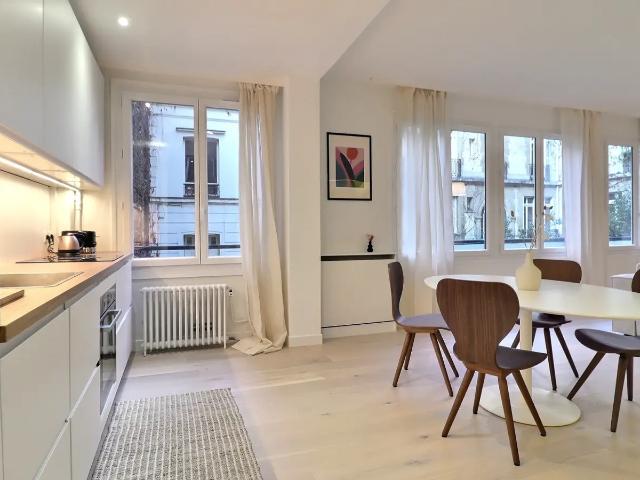 Location Appartement Rue Mesnil, Paris