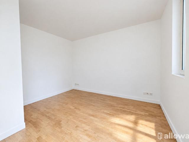 Location Appartement Rue Mesnil, Paris