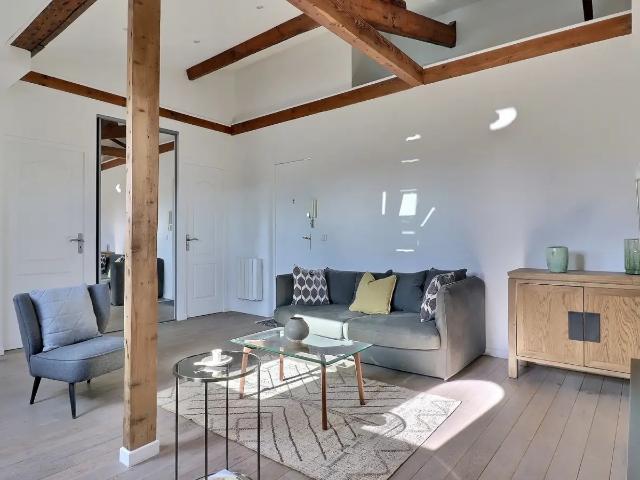 Location Appartement Rue Mesnil, Paris