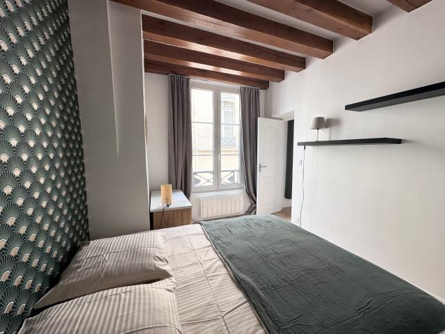 Location Appartement Rue Saint Hyacinthe, Paris
