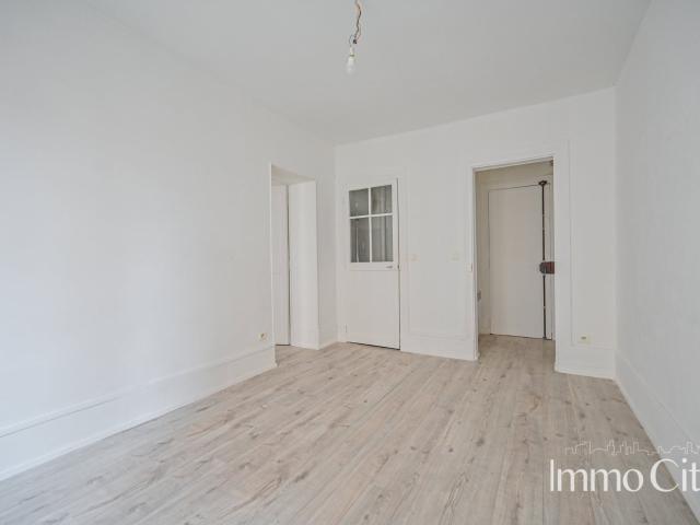Location Appartement Rue Rennequin, Paris
