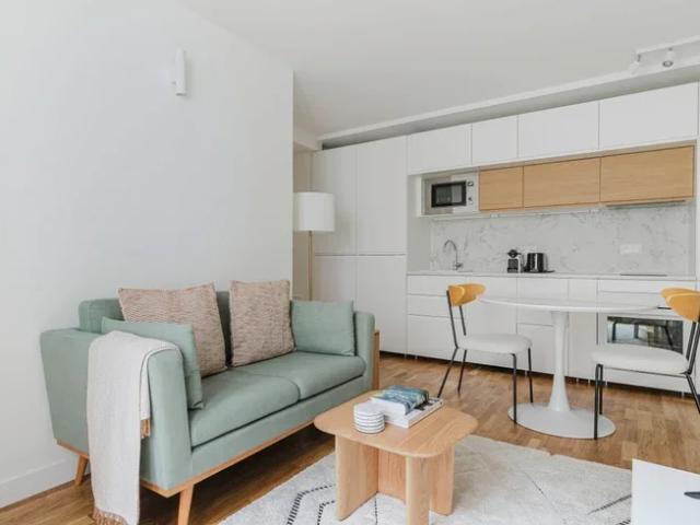 Location Appartement Rue Rennequin, Paris