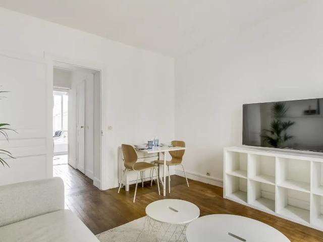 Location Appartement Rue résidentielle, Paris