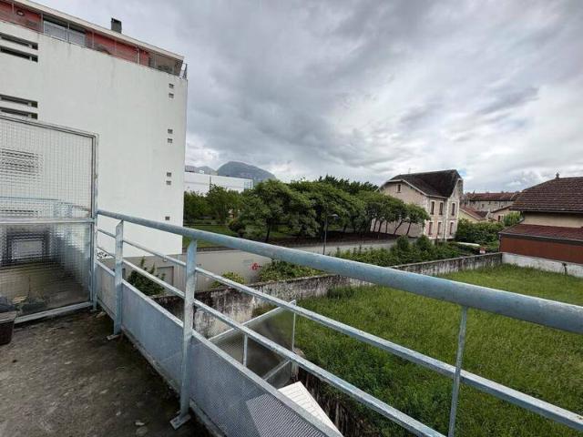 Location appartement studio 1 pièce 16 m² Grenoble 38100 321 €