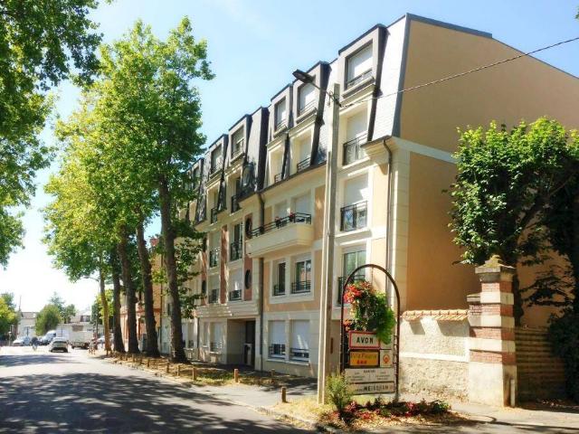LOCATION AVON GARE 3 PIECES BALCON ET PARKING