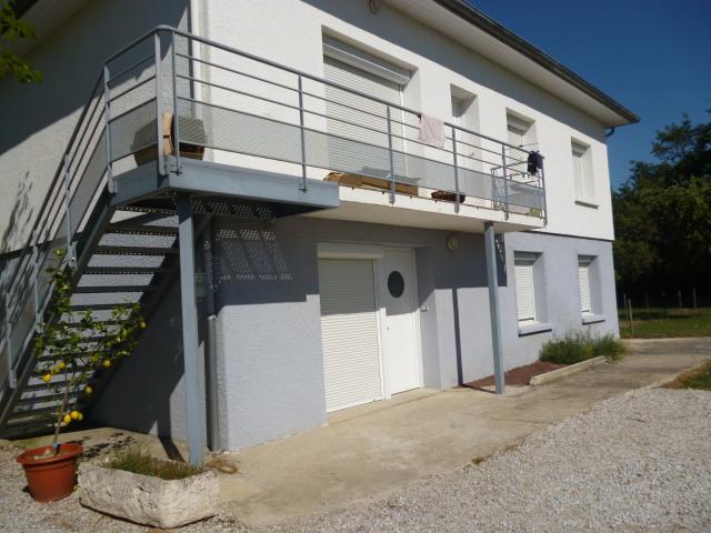 Location BAZIEGES / AYGUEVIVES APPARTEMENT DE TYPE 4 DANS PAVILLON AU PREMIER ETAGE AVEC PETITE TERRASSE ET ESPACE JARD