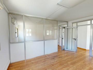 louer Bureau à Alpes - Parking, Climatisation