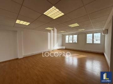 louer Bureau à Alpes - Cuisine équipée