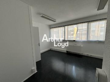 louer Bureau à Alpes - Parking