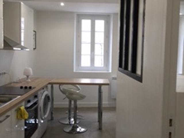 Location CASTELNAUDARY APPARTEMENT T1BIS N°7 SECOND ÉTAGE REFAIT A NEUF ENTIÈREMENT MEUBLE AVEC EAU/ELECTRICITÉ/BOX IN