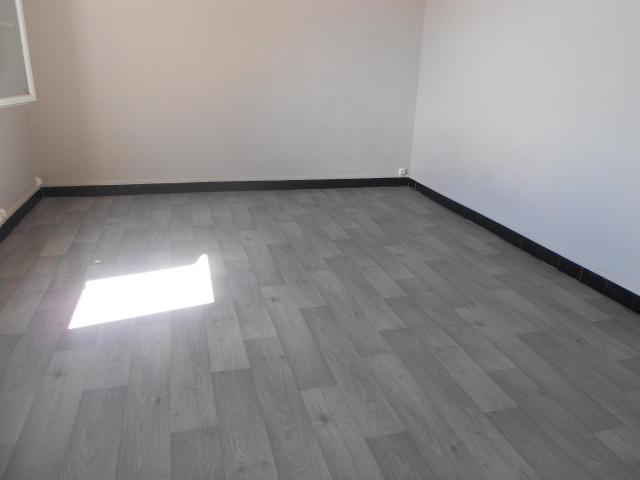 Location CASTELNAUDARY CENTRE VILLE APPARTEMENT 62 M² DE TYPE 3 AU 3° ÉTAGE D'UN PETIT COLLECTIF
