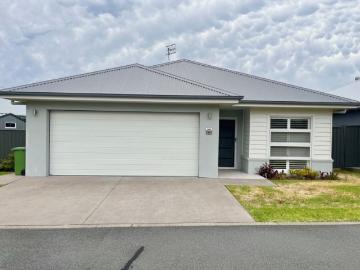 Bobs Farm, Port Stephens - Equipped kitchen