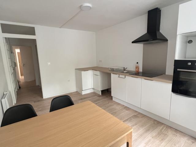 Location CENTRE DE CASTELNAUDARY APPARTEMENT T4 ENTIEREMENT MEUBLE LIBRE
