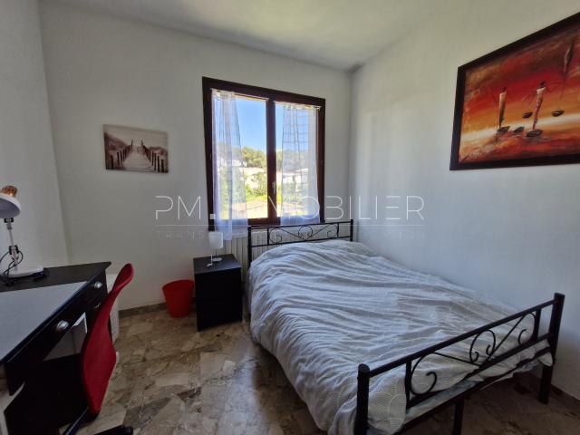 Location CHAMBRE A LOUER DANS UNE BELLE MAISON AVEC EXTERIEUR ET STATIONNEMENT 13013 CHATEAU GOMBERT