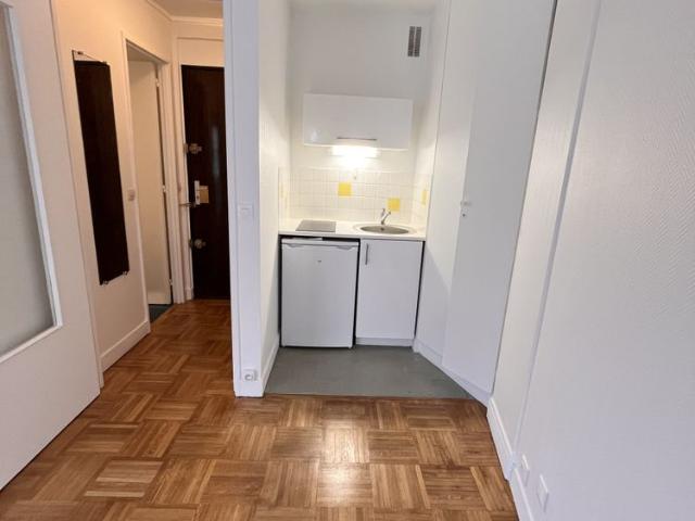 LOCATION CHARENTON Studio spacieux avec balcon Situé Rue de Paris proche du métro Charenton Ecoles.