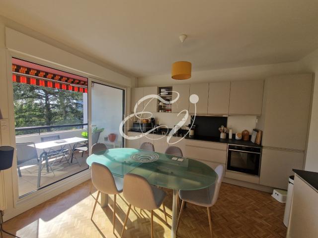 LOCATION ECULLY 69130 APPARTEMENT 4 PIECES 3 CHAMBRES EXCELLENT ETAT BALCON CAVE PARKING EN SOUS SOL ENVIRONN