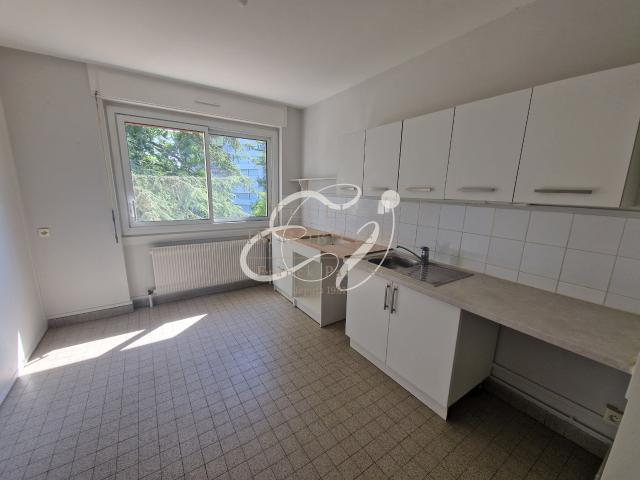 LOCATION ECULLY 69130 APPARTEMENT T4 BALCON CAVE STATIONNEMENT PROCHE TRANSPORTS COMMERCES ÉCOLES