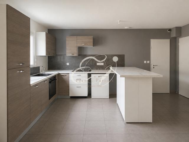 LOCATION ECULLY 69130 MAISON MEUBLEE 5 PIECES 4 CHAMBRES TERRASSE JARDIN GARAGE PROCHE DES COMMERCES