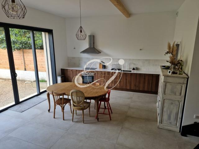 LOCATION ECULLY 69130 MAISON MEUBLEE 6 PIECES 4 CHAMBRES TERRASSE JARDIN PROCHE DU CENTRE DU VILLAGE