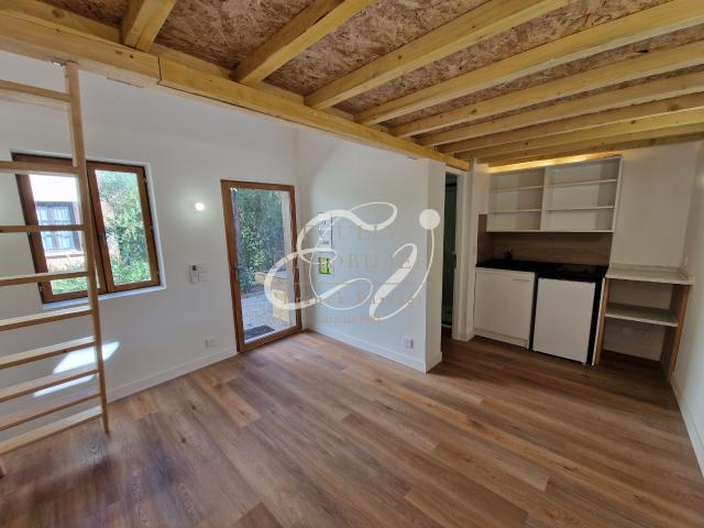 LOCATION ECULLY 69130 STUDIO AVEC MEZZANINE ECULLY CENTRE ENTIEREMENT REFAIT PROCHE COMMERCES TRANSPORTS ECOLE