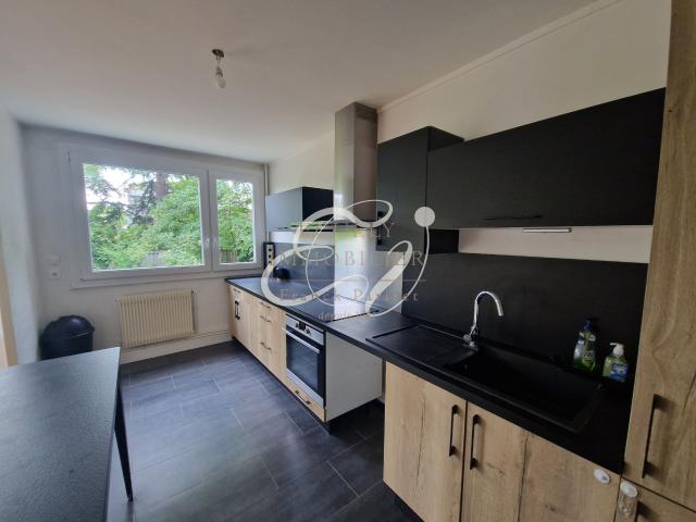 LOCATION ECULLY CENTRE 69130 APPARTEMENT T3 BALCON CAVE STATIONNEMENT PROCHE TRANSPORTS COMMERCES ÉCOLES