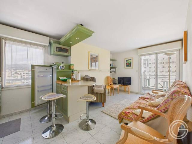 LOCATION ETUDIANTE 2 PIECES AVEC TERRASSE 17 IMPASSE JEANNE MARLIN NICE PORT
