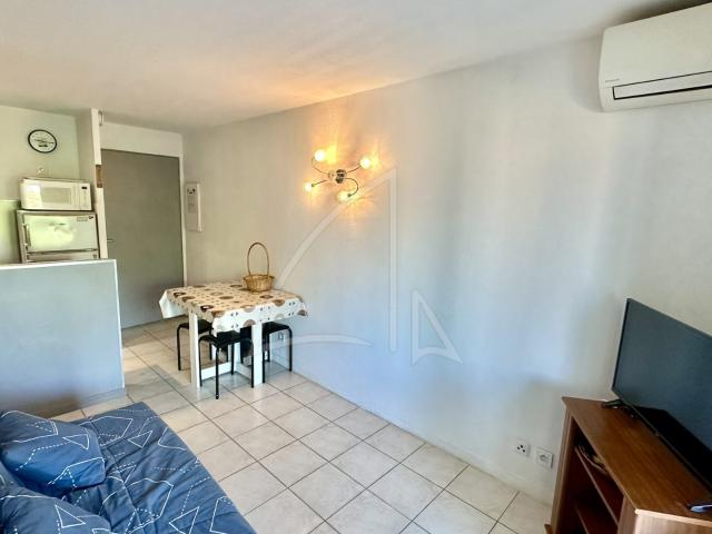LOCATION ÉTUDIANTE MEUBLÉEPALAVAS LES FLOTS – STUDIO CABINE CLIMATISÉ EN 2EME LIGNE AVEC PLACE DE PARKING PRIVATIVE