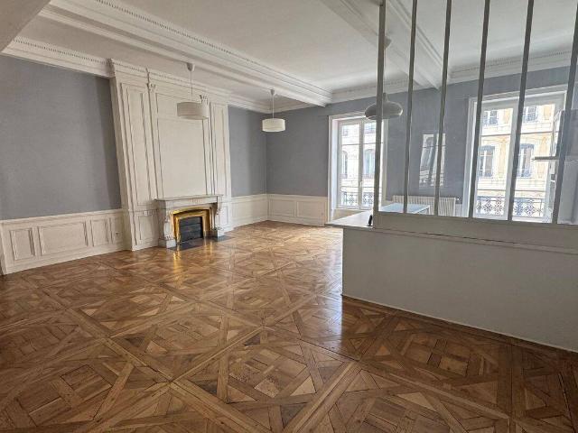 Location F4/5 1, rue Antoine de Saint Exupéry 69002 Lyon