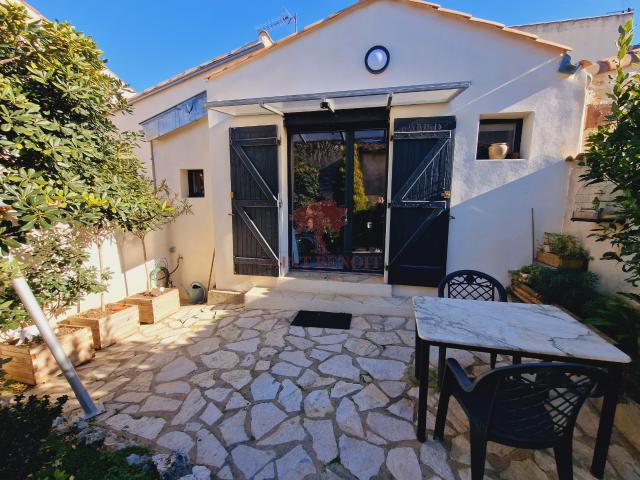 LOCATION GIGNAC MAISON DE VILLAGE F2 de plain pied avec courette