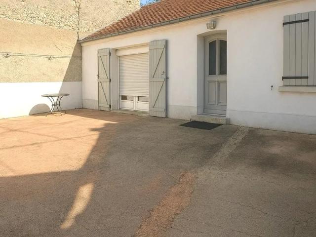 Location House Place du Château, Gien