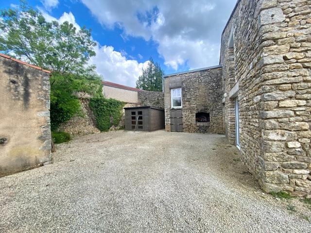 Location House D 27, Voulon