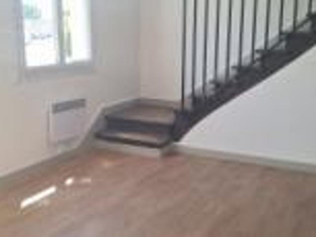 Location House Place de l'Orange, Vallenay