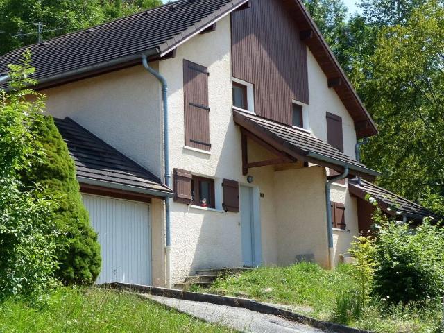 Location House Place du Rieu, Champagneux